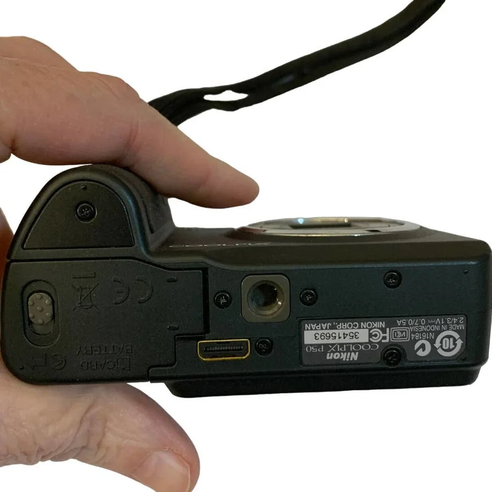 Vintage Collectible NIKON COOLPIX P50 Digital Camera UNTESTED and Wenger Case